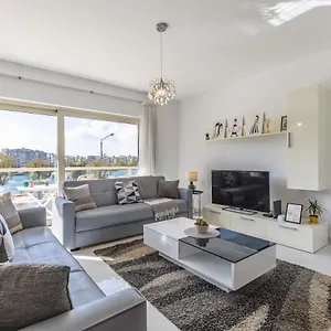  Apartment Stunning - Sunnyside 3-bedroom